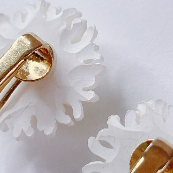 VTG 50s Flower Clip-On Earrings White Chrysanthemum Gold Tone Mid Century Floral - Picture 8 of 12